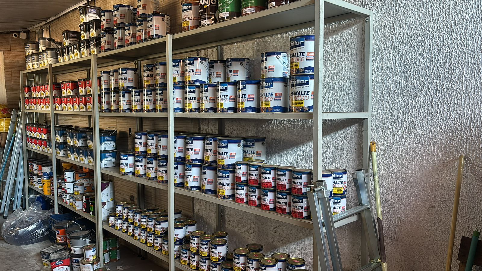 Prateleiras com esmaltes e vernizes