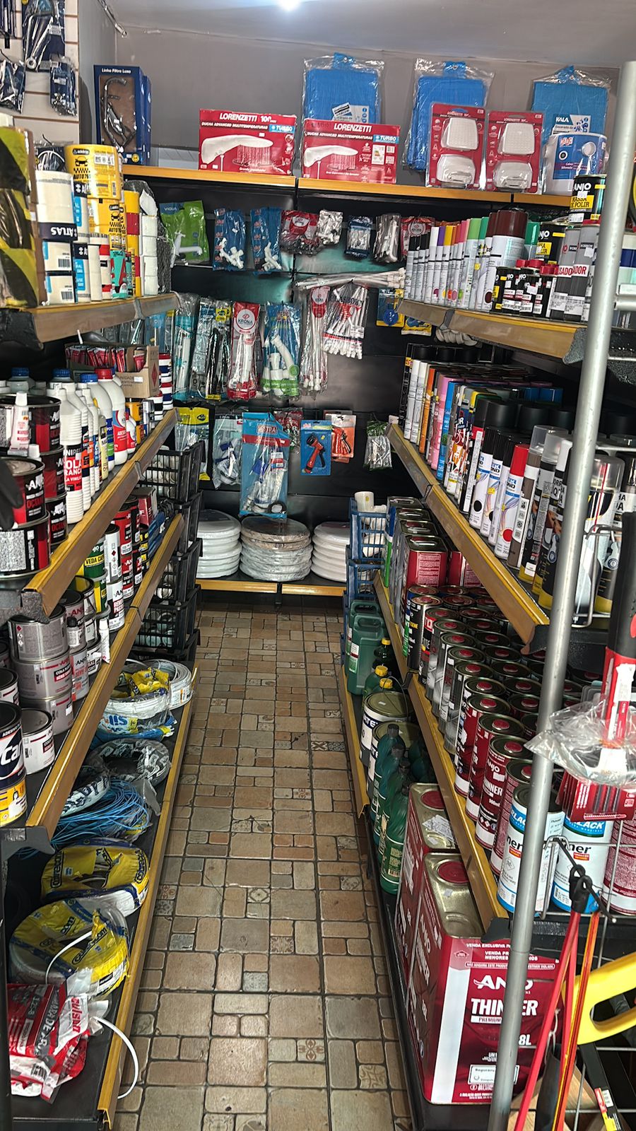 Corredor com amplo estoque de materiais