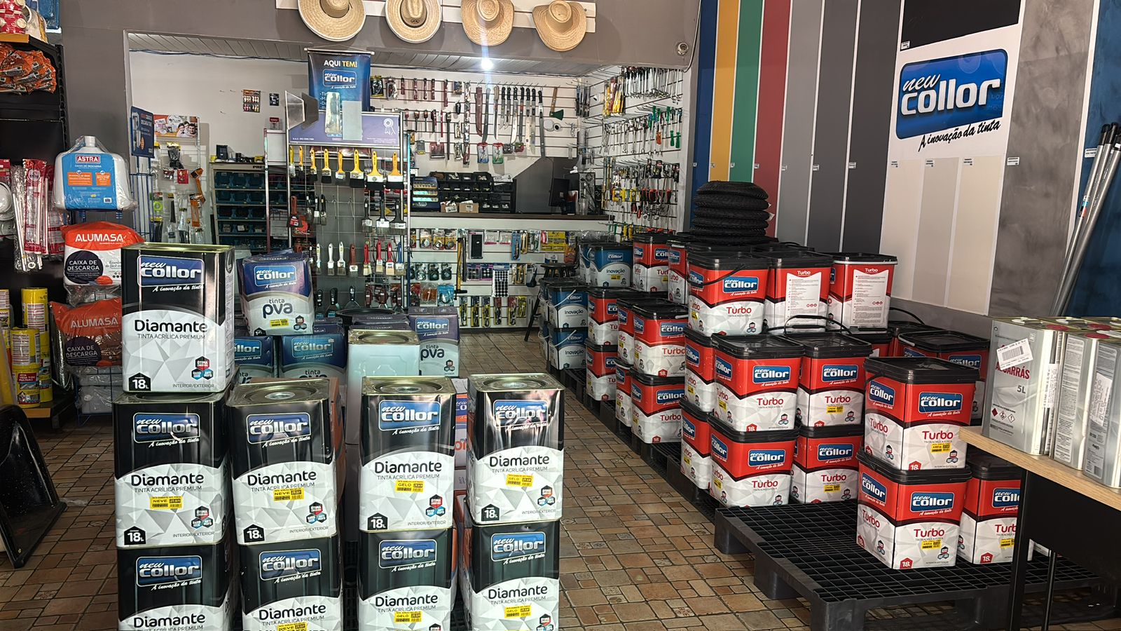 Interior da loja com latas de tinta Diamante e Collor